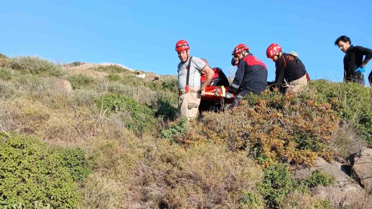 zmir'de avclk yaparken kayalklardan dp yaralanan kii kurtarld