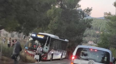 İzmir'de belediye otobüsü ile motosiklet çarpıştı