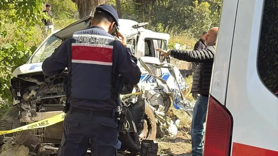 �zmir'de freni patlayan t�r 9 araca �arpt�