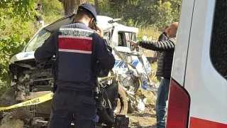 �zmir'de freni patlayan t�r 9 araca �arpt�