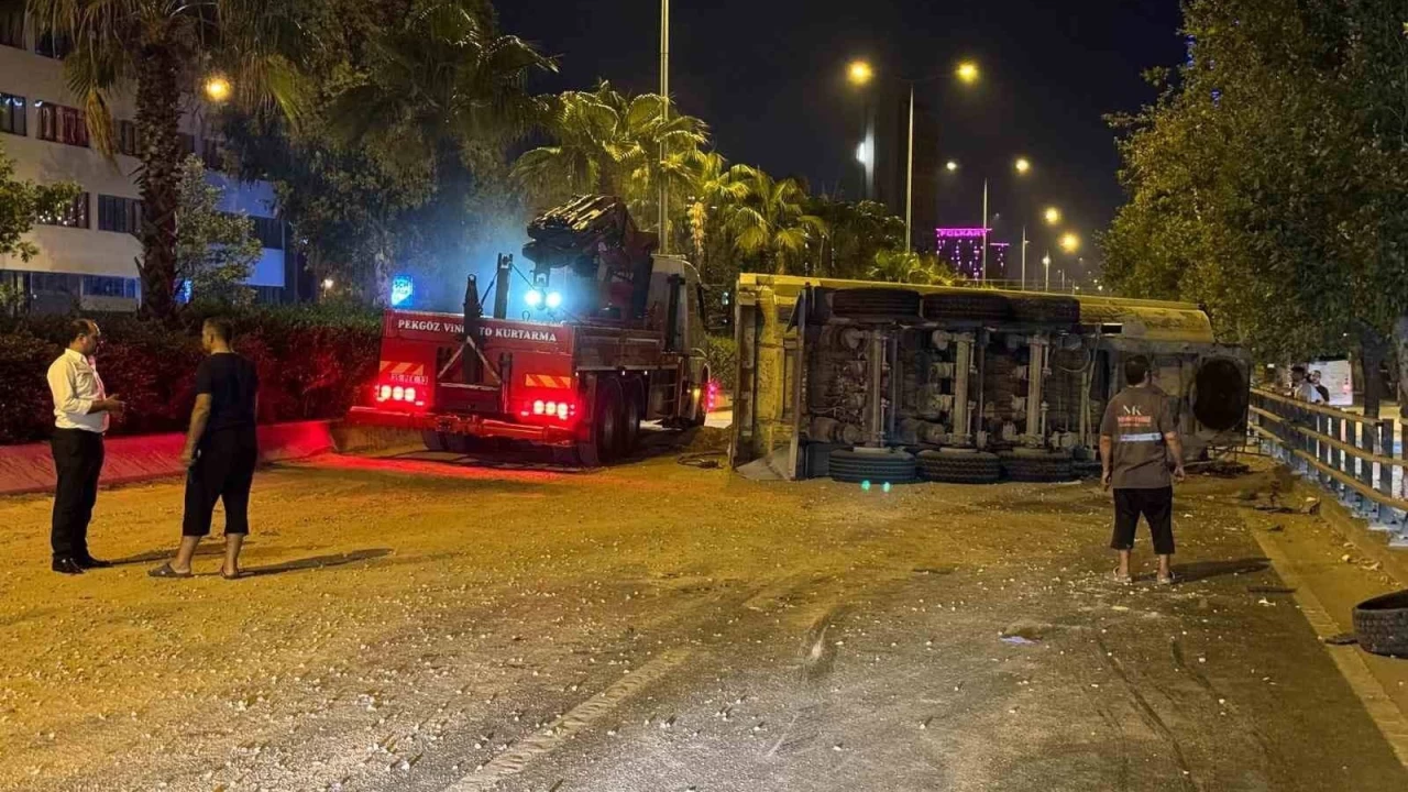 zmir'de lastikleri patlayan hafriyat kamyonunun dorsesi devrildi