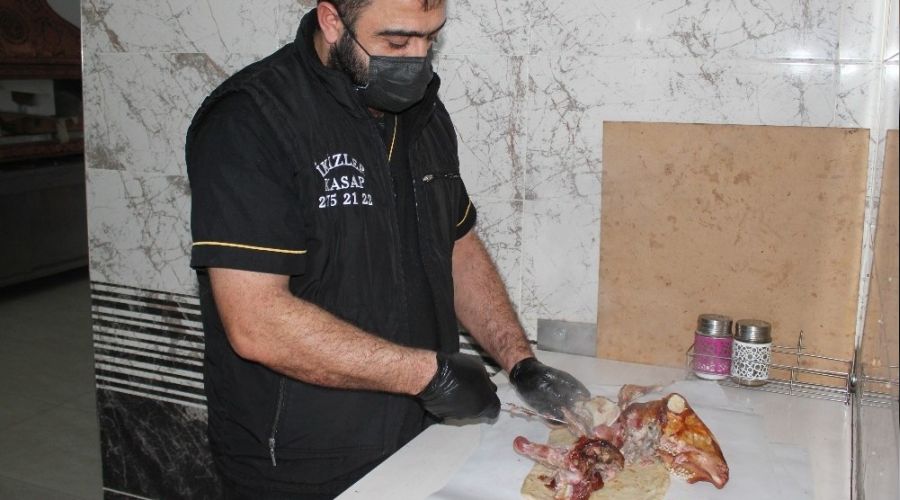 İzmirlilerin vazgeçilmez lezzeti közde şiş kuzu kelle
