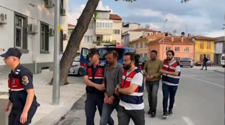 Jandarma korkusundan yüzündeki beni aldırdı