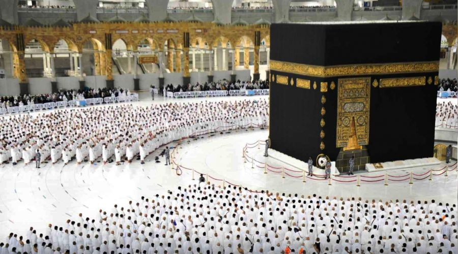 Kabe'de sosyal mesafe etiketleri ��kart�ld�