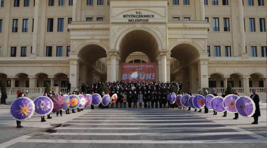 Kadınlar şiddete karşı şemsiye açtı