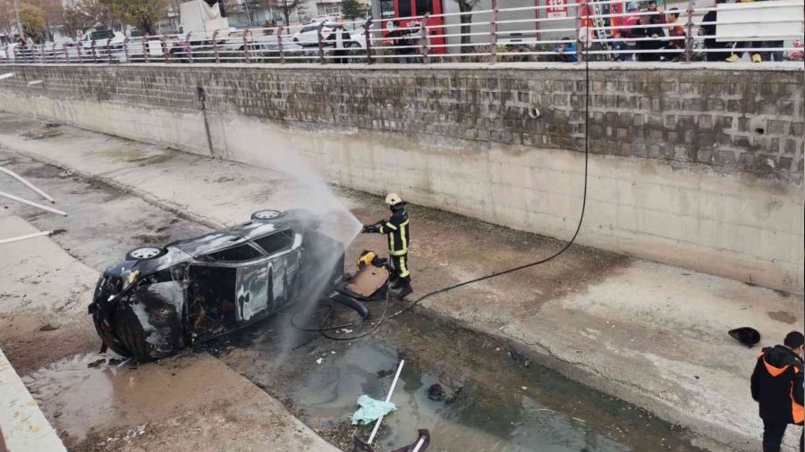 Kanala d��en otomobil alev alev yand�