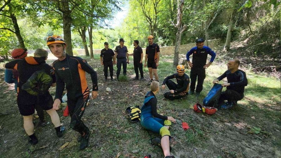 Kanyonda mahsur kalan 2 ki�i 25 saat sonra kurtar�ld�