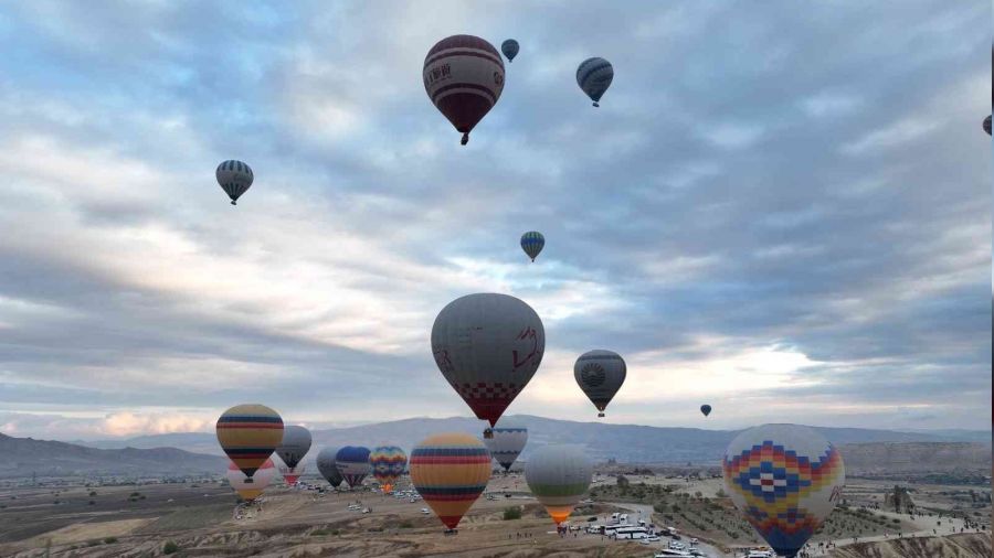 Kapadokya'yı 508 bin kişi gökyüzünden izledi