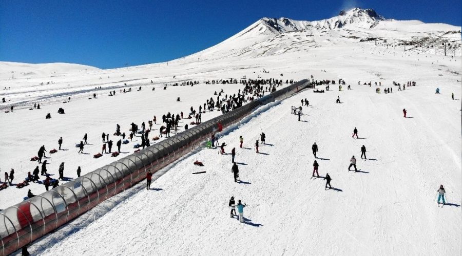 Kar yağdı tatilciler Erciyes'e akın etti