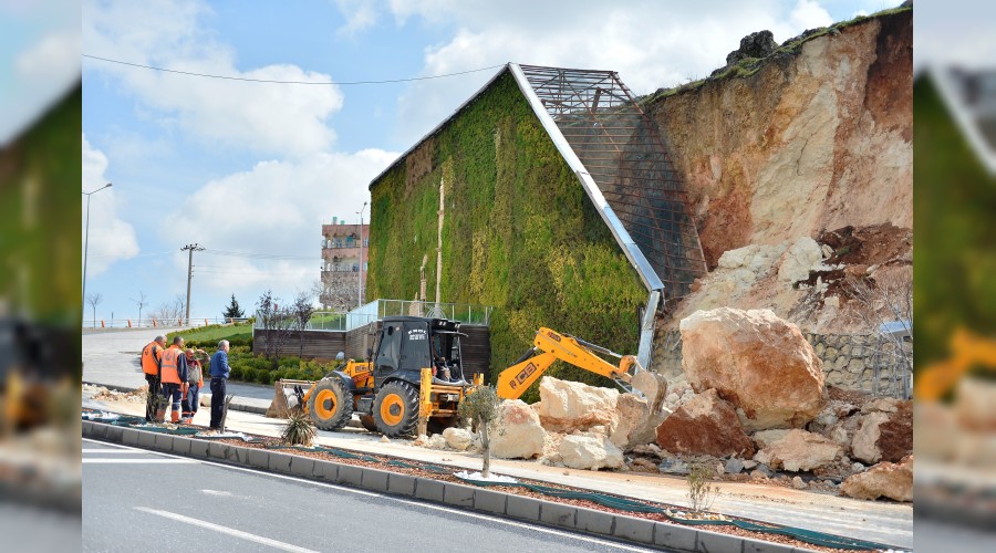 Kara yoluna dev kayalar düştü