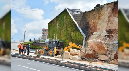 Kara yoluna dev kayalar düştü