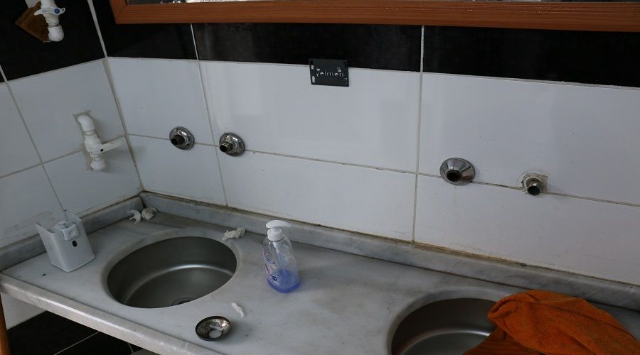 Karab�k�te caminin musluklar� �al�nd�