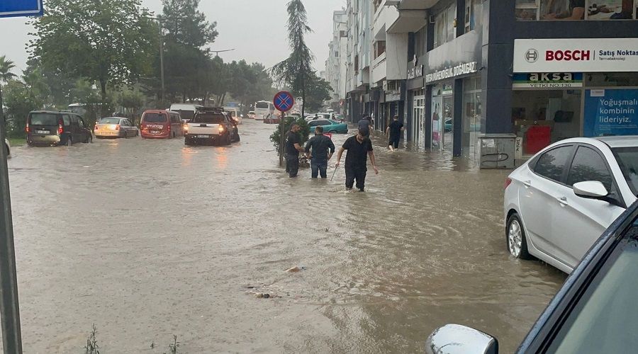 Karadeniz Sahil Yolu ula��ma kapand�, i� yerlerini su bast�