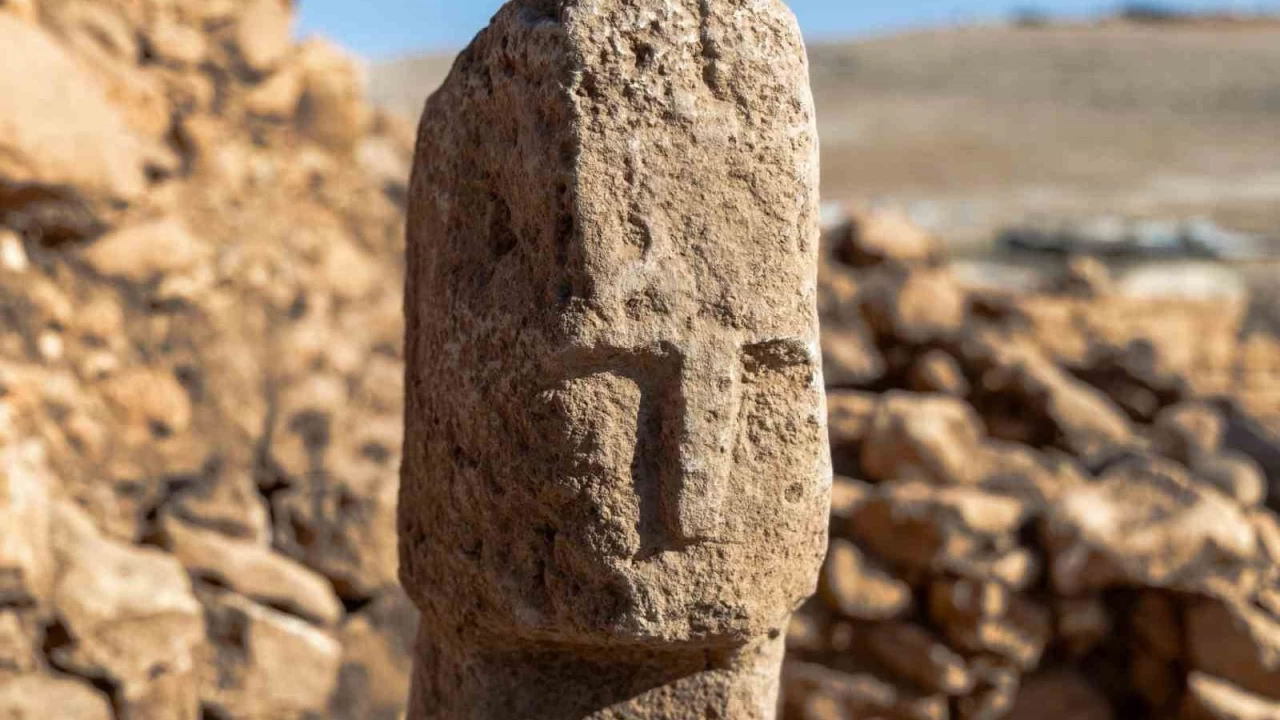 Karahantepe'de insan yzl T biimli dikilita bulundu