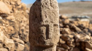 Karahantepe'de insan yzl T biimli dikilita bulundu