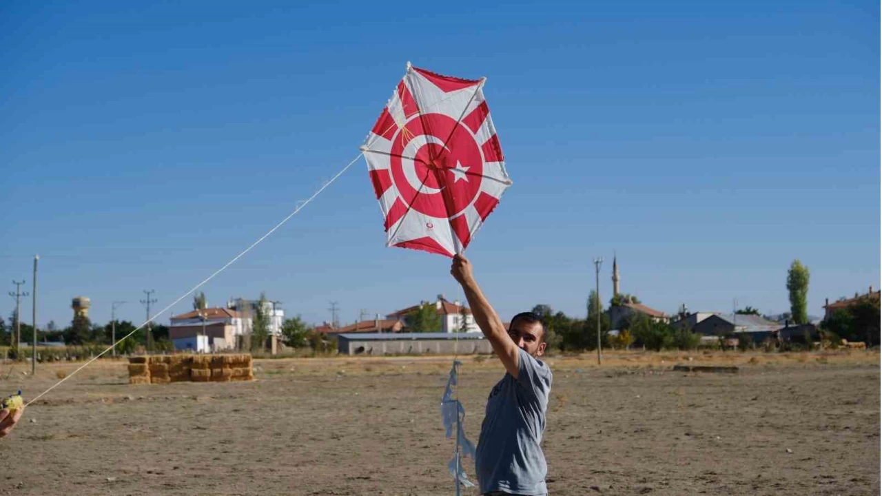 Karaman'da rengarenk u�urtmalar g�ky�z�n� s�sledi