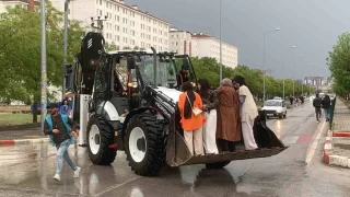 Karaman'da sağanak etkili oldu, araçlar yolda mahsur kaldı
