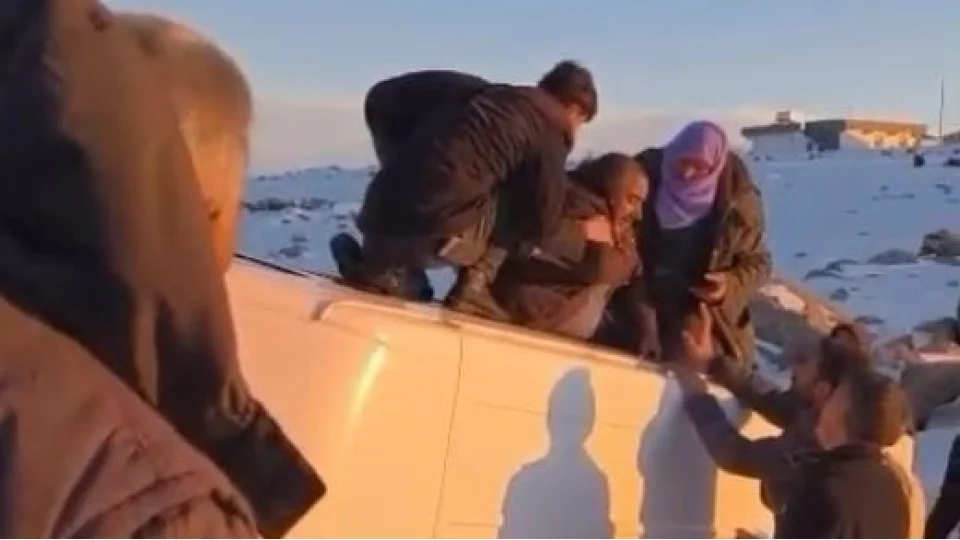 Karda devrilen minib�steki yolcular� vatanda�lar kurtard�