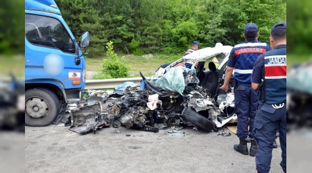 Kargo kamyonu ile otomobil çarpıştı: 2 ölü
