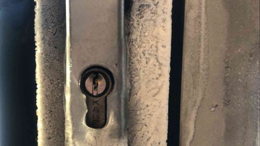 Kars eksi 15'i gördü, kapı kilitleri dondu