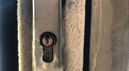 Kars eksi 15'i gördü, kapı kilitleri dondu