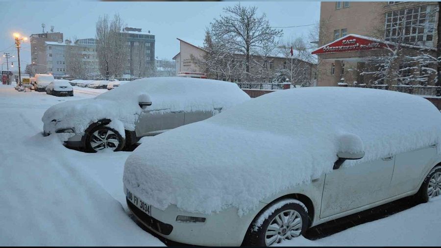 ehir merkezinde 20 cm kar var