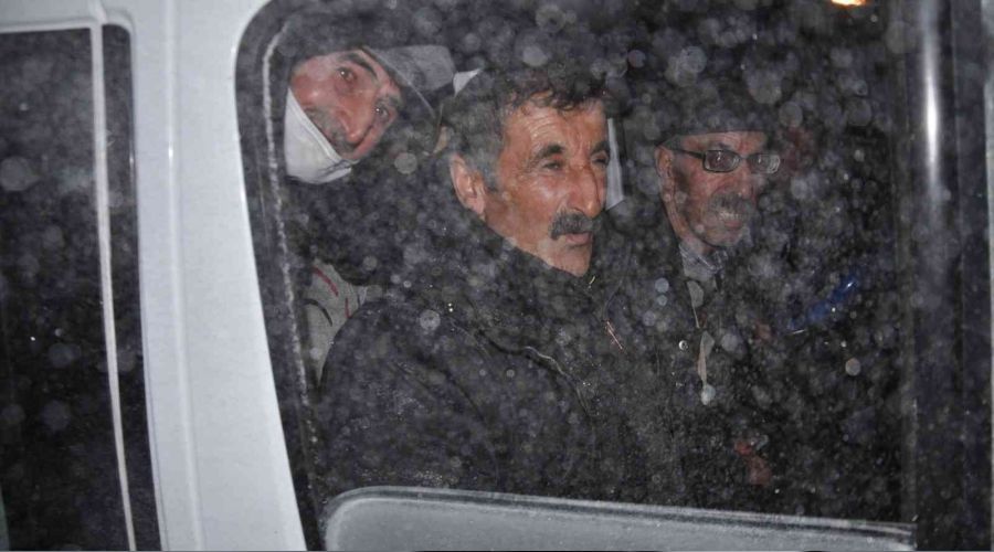 Kars'ta 15 kişi donmaktan son anda kurtarıldı