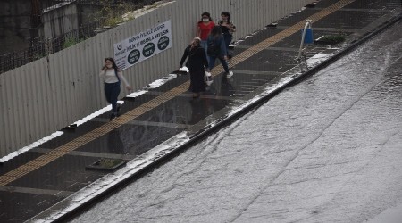 Kars'ta caddeler göle döndü