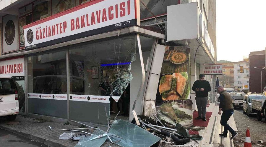 Kartal'da polisten kaçan sürücü, 2 yayayı teğet geçip baklavacıya daldı