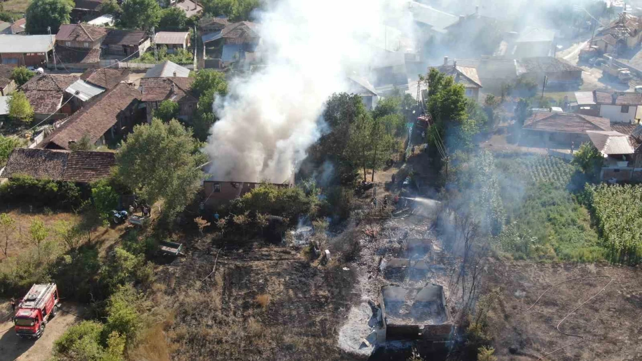 Kastamonu'da ��kan yang�nda iki ev k�le d�nd�