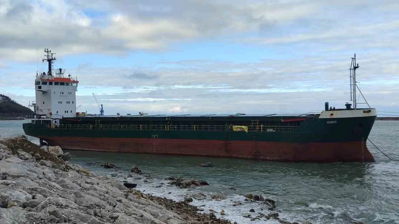 Kastamonu'da karaya oturan geminin çekilecek