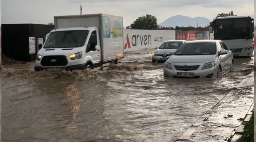 Kayseri'de ara�lar yolda kald�