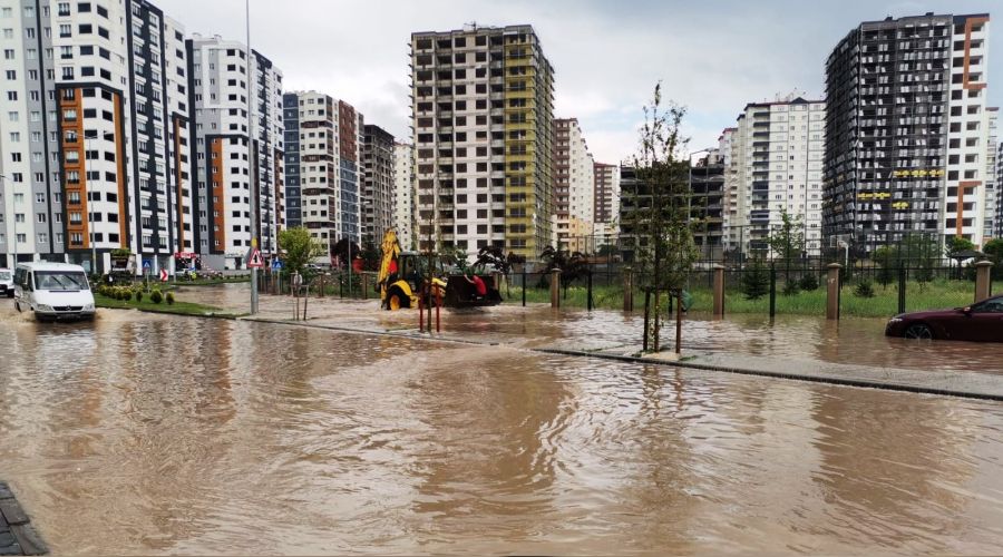 Kayseri'de mahsur kalanlar iş makineleriyle kurtarıldı