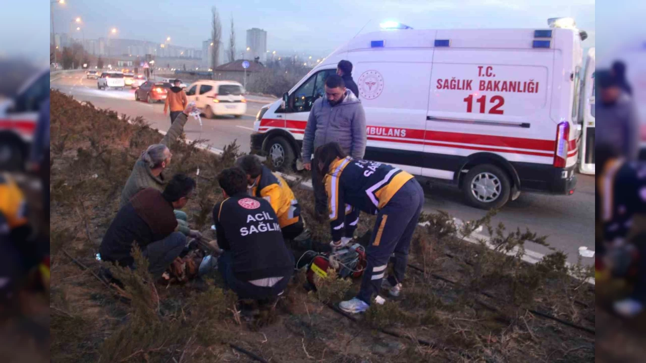 Kayseri'de otomobil sepetli motosikletle �arp��t�: 2'si a��r 4 yaral�