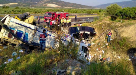 Kazaya yardım için duran kamyona, kamyon çarptı : 2 ölü, 2 ağır yaralı
