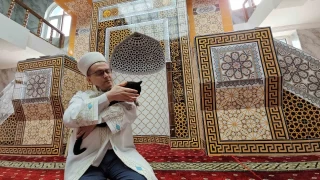 Kedisi Lola imamla beş vakit camiye geliyor