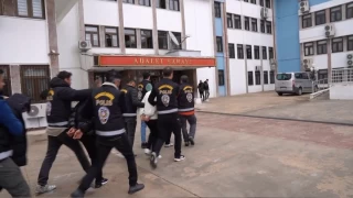 Kendilerini, kamu görevlisi olarak tanıtıp dolandırmışlar