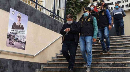 Kendilerini polis olarak tanıtıp turistlerin değerli eşyalarını çaldılar