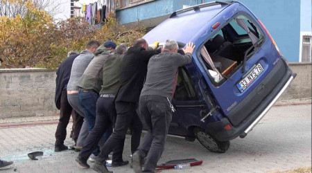 Kırıkkale'de okul servisi ile otomobil çarpıştı: 5'i öğrenci 6 yaralı