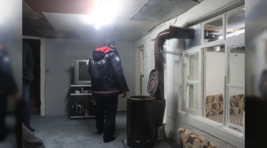 Kız kardeşleri soba ayırdı