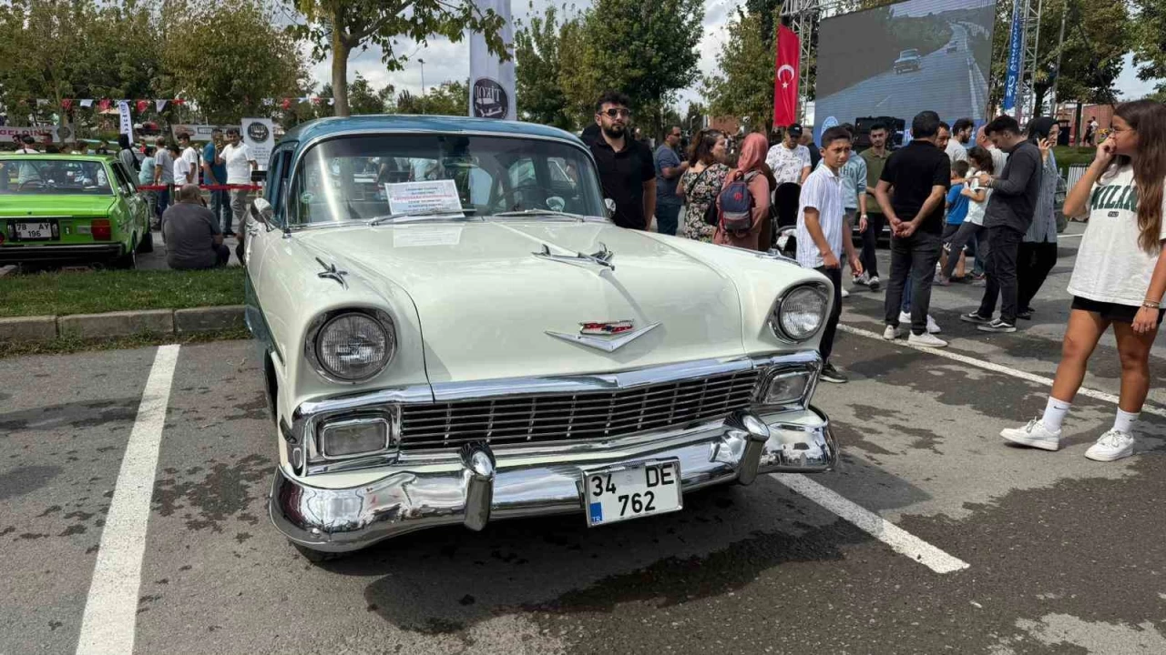 Klasik otomobil tutkunlar� Arnavutk�y'de bir araya geldi