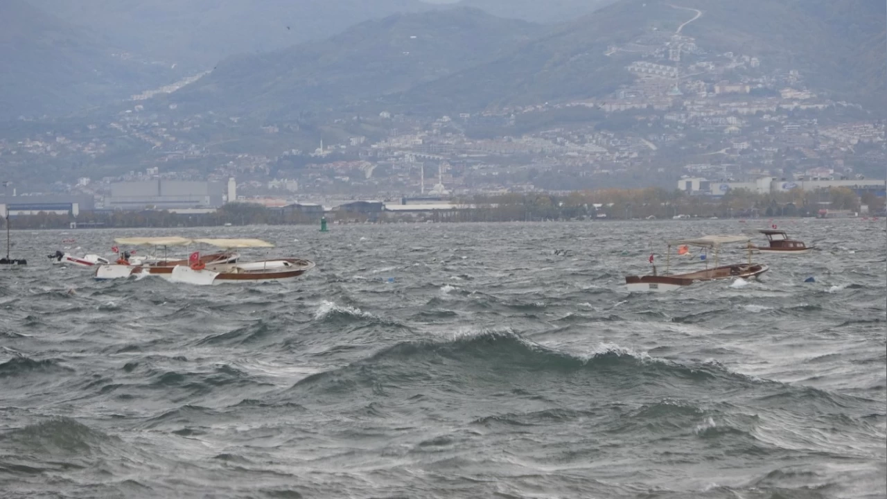 Kocaeli'de fırtına: 7 balıkçı teknesi battı