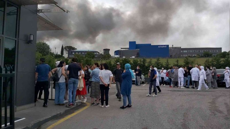 Kocaeli'de kimya fabrikasını yanıyor