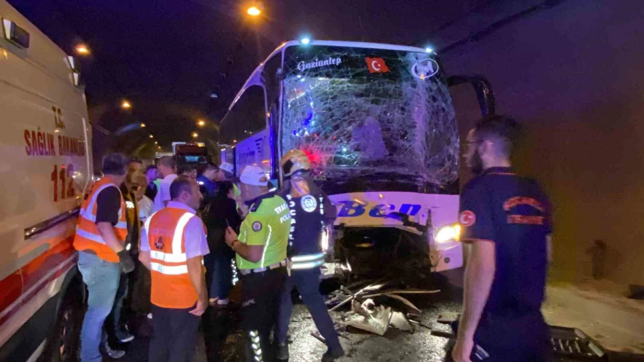 Kocaeli'deki kazada ortal�k sava� alan�na d�nd�: 15 yaral�