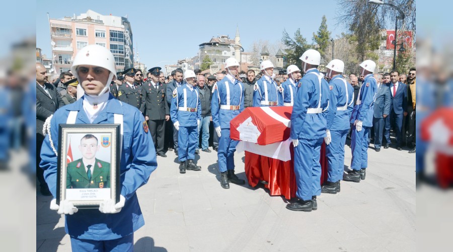 Komandolar g�zya�lar� aras�nda topra�a verildi