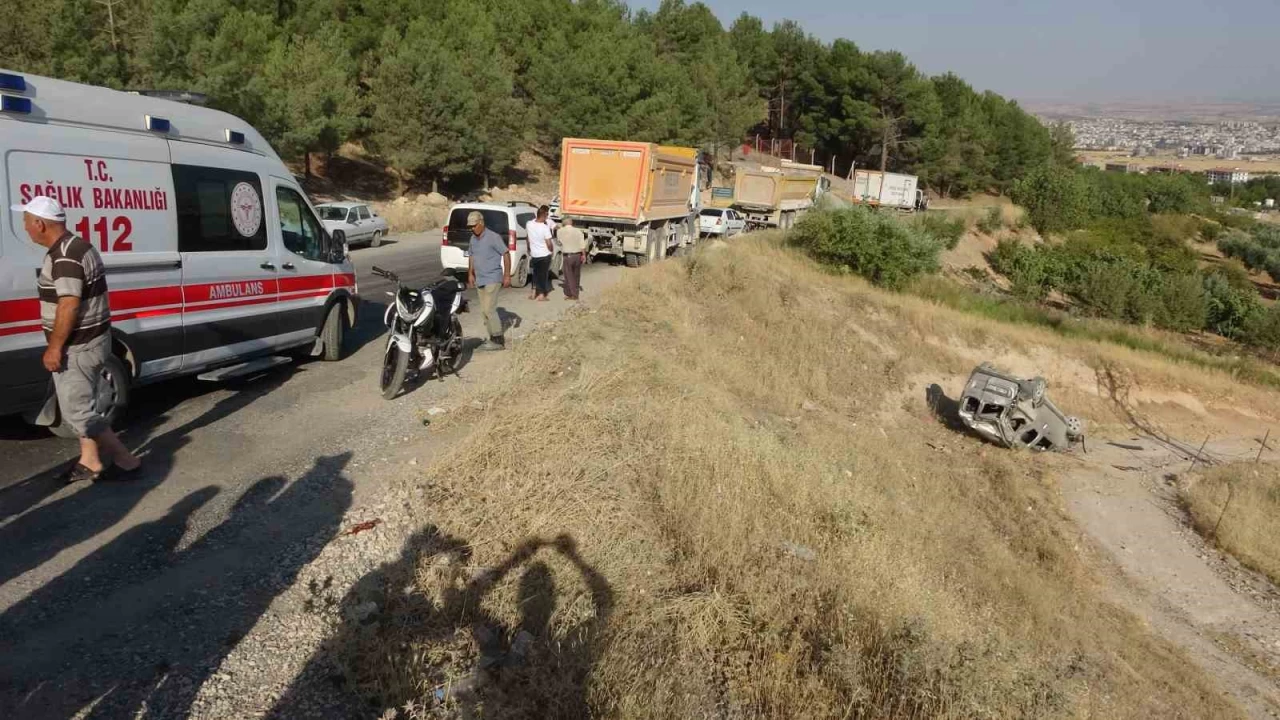 Kontrolden çıkan hafif ticari araç takla: 1'i ağır 4 yaralı