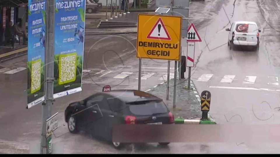 Kontrolden ��kan otomobil durakta bekleyenleri te�et ge�ti