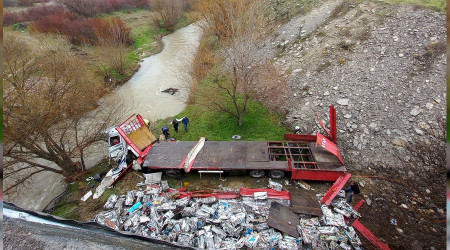 Kontrolden çıkan tır Gediz Nehri'ne uçtu