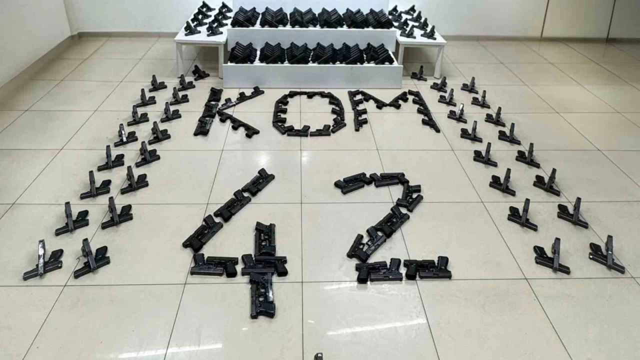 Konya'da baskın yapılan evde 400 tabanca çıktı