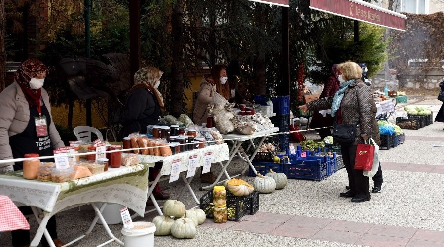 Kooperatif üyesi kadınlar 'kadın üretici ürün satış noktası'nda